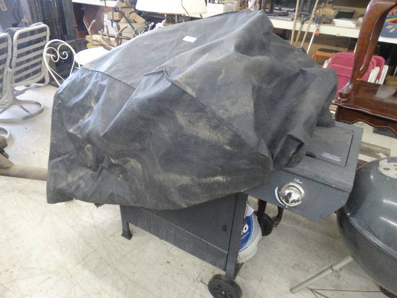 lot 887 image: Backyard Grill 4 Burners.