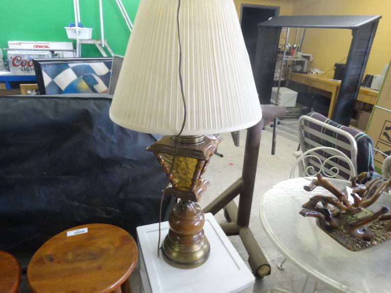 lot 888 image: Table Top Lamp.