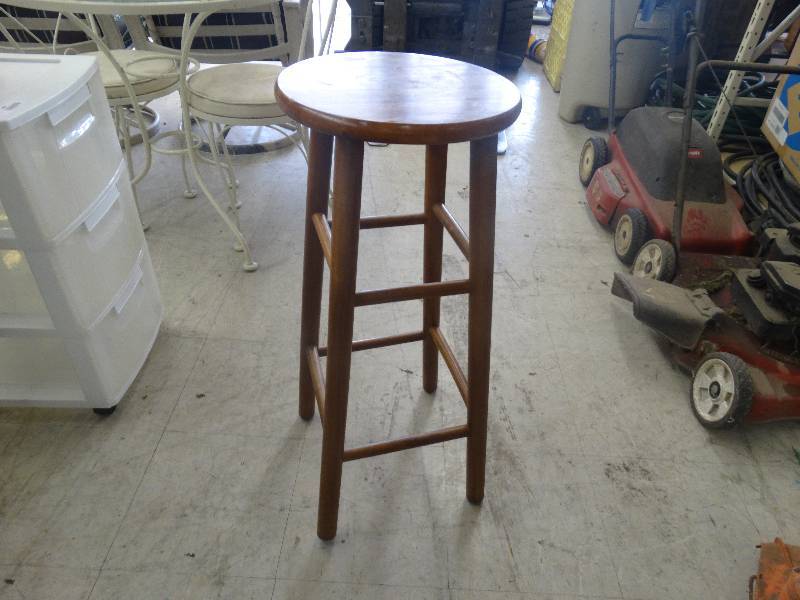 lot 890 image: Nice Bar Stool.