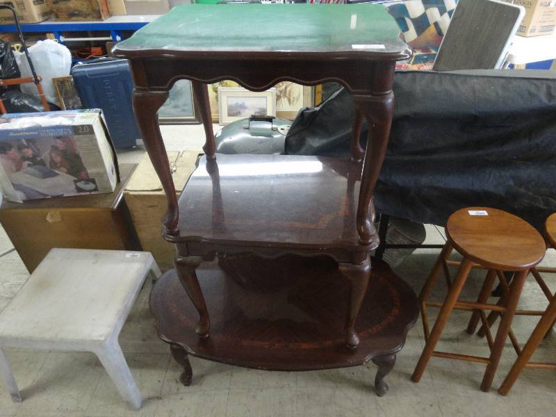 lot 892 image: 2 End Tables & Coffee Table Set.