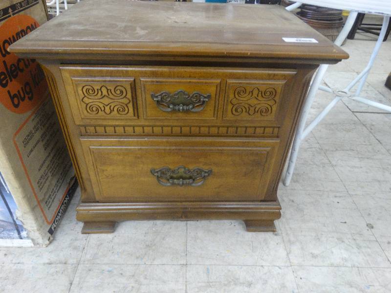 lot 897 image: 2 Drawer Night Stand.