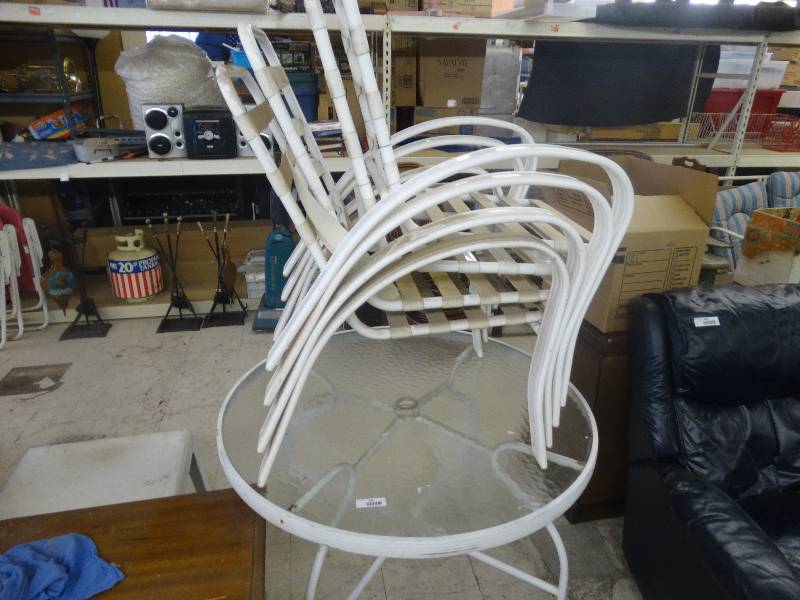 lot 898 image: 5 Piece Patio set.