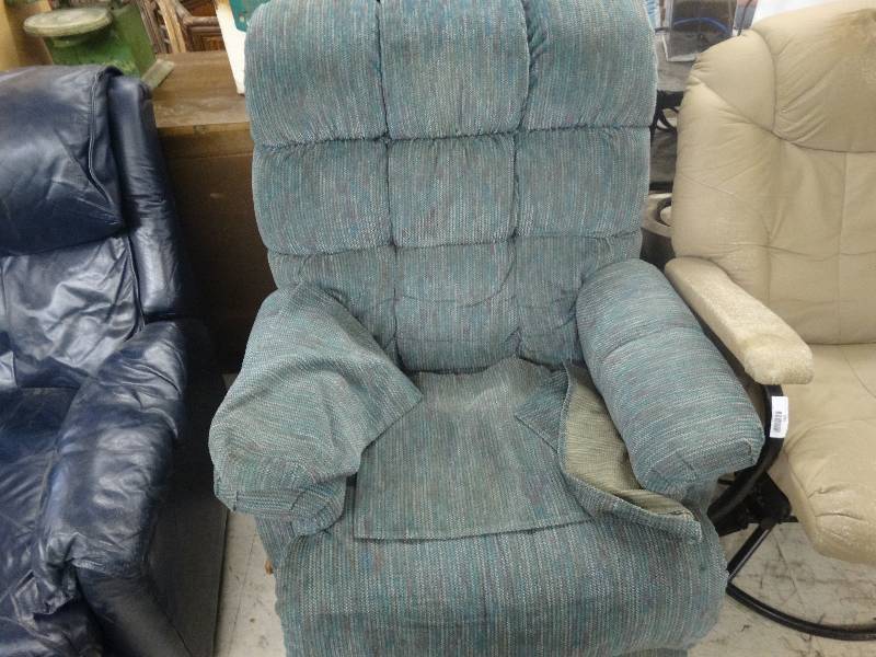 lot 900 image: La-Z-Boy Recliner WFootstool.