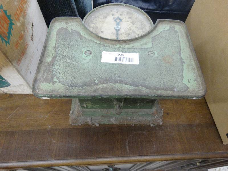 lot 904 image: Old Metal Scale.
