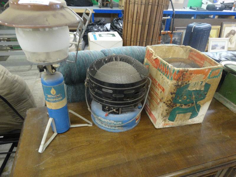 lot 905 image: 3 Propane Heater.