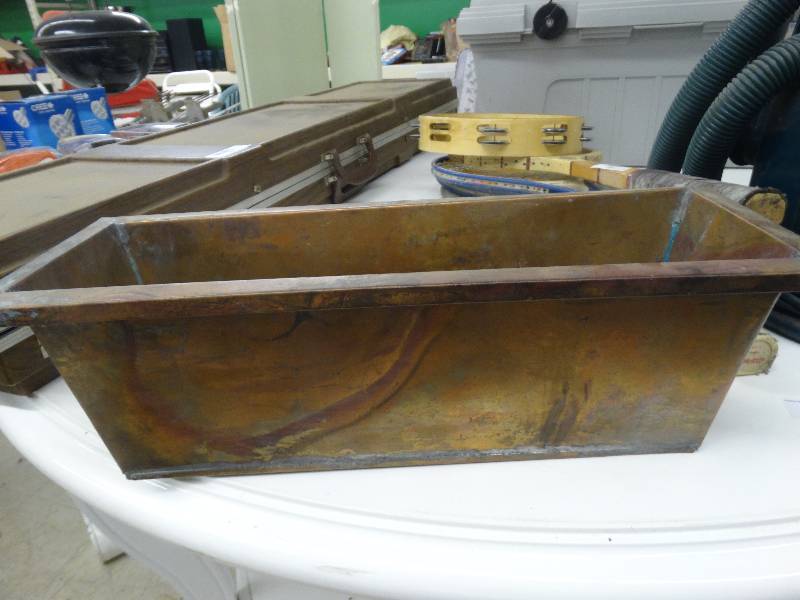 lot 910 image: Metal Stand & Flower Pot.
