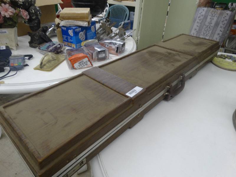 lot 913 image: Old Gun Case.