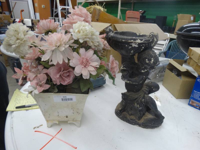 lot 915 image: 2 Yard Decor.