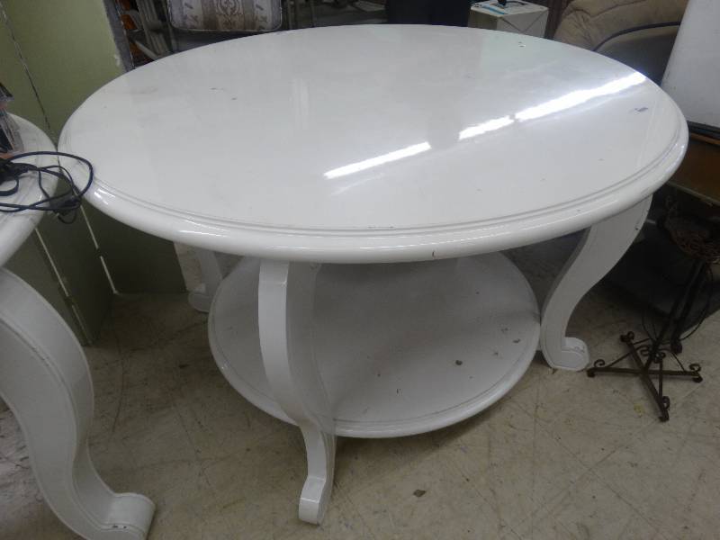 lot 917 image: Nice Big Outdoor Table No Content.