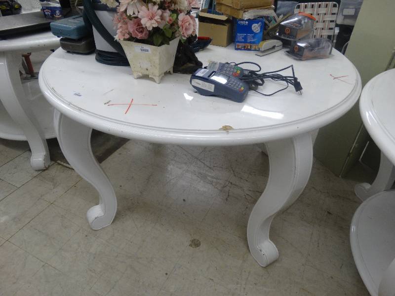 lot 918 image: Nice Big Outdoor Table Missing Bottom No Content.