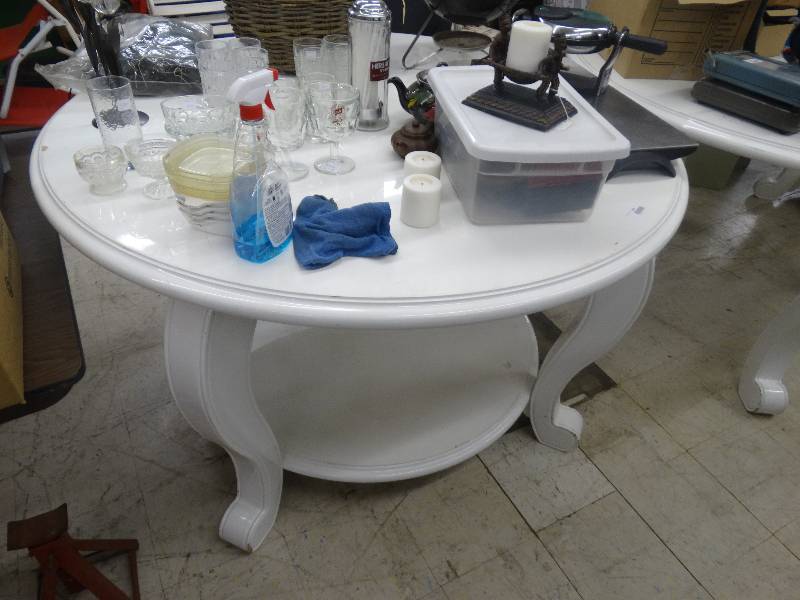 lot 919 image: Nice Big Outdoor Table No Content.