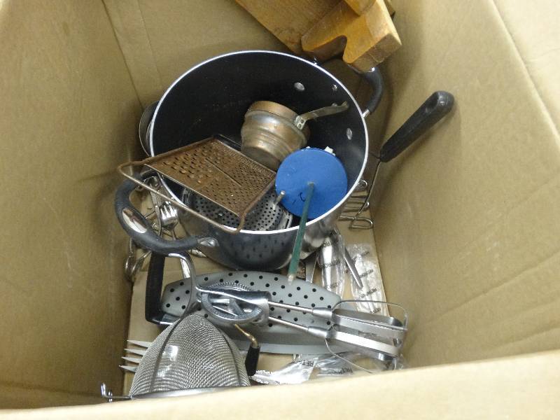 lot 920 image: Box Of Kitchen Ware.