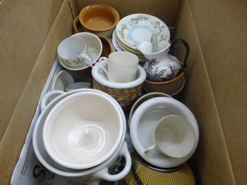 lot 929 image: Box Full Of Decorative Glass Ware.