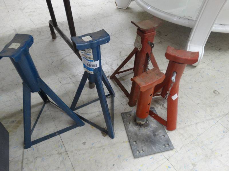 lot 937 image: 4 Jackstands & Homemade Stand.