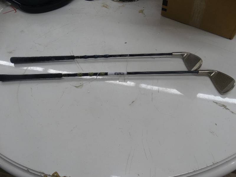 lot 940 image: 2 Golf Clubs.