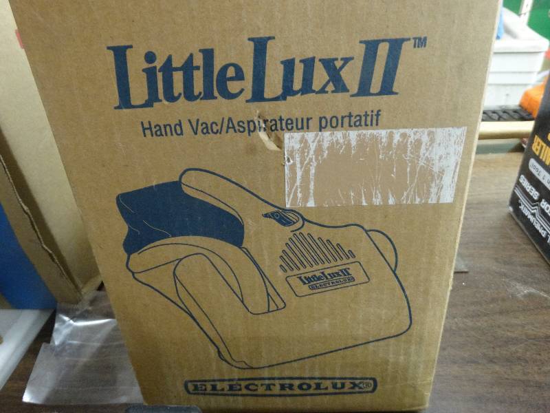lot 947 image: Little Lux 11 Hand VacAspirateur Portatif.