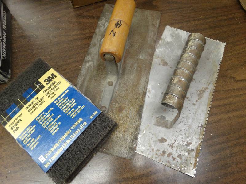 lot 949 image: 2 Trowels & Stripping Pads.