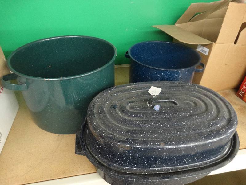 lot 973 image: 2 Cooking Pots, 1 Large 1 Regular.