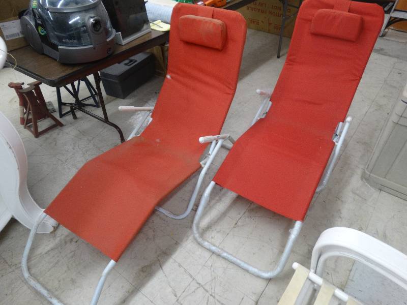 lot 977 image: 2 Patio Lounge Chairs.