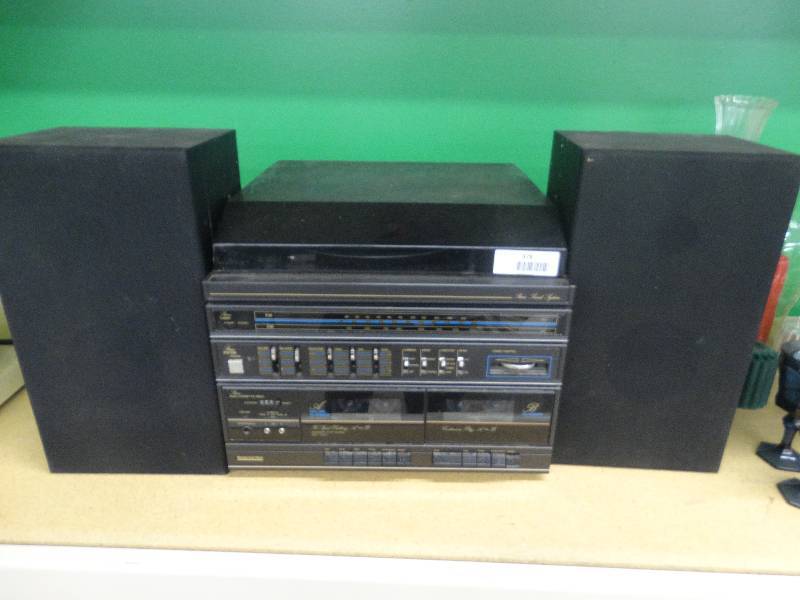 lot 978 image: Montgomery Ward 3-1 Stereo System.