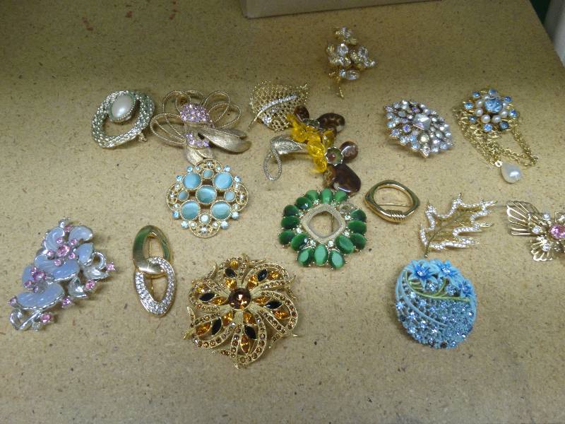 lot 986 image: Box Of JewelryPins.