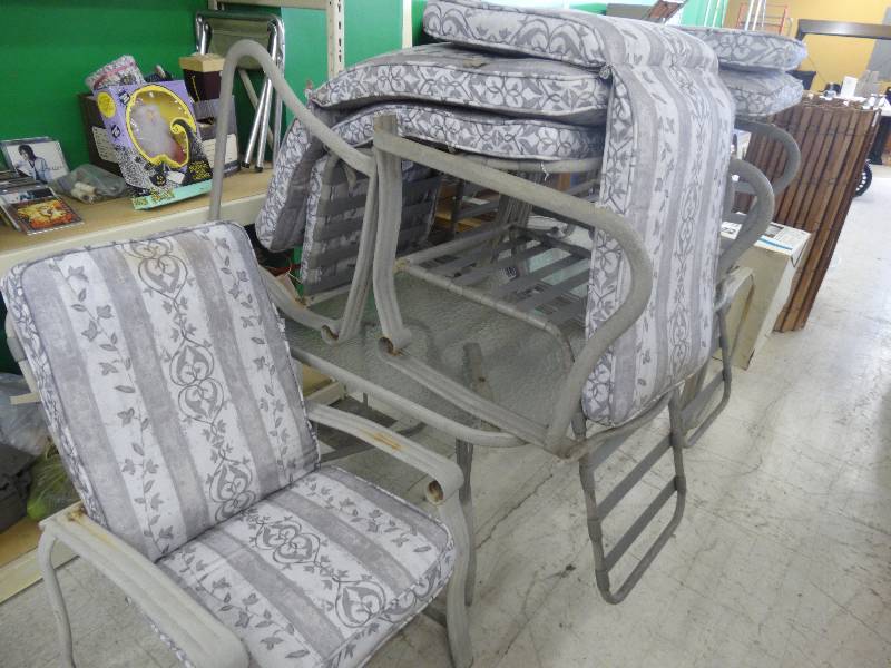 lot 991 image: 7-Piece Patio Set.