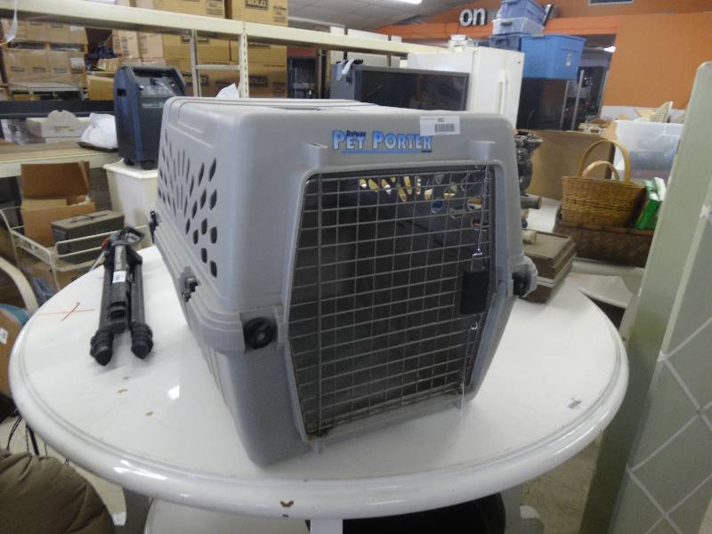 lot 992 image: Deluxe Pet Porter Kennel.