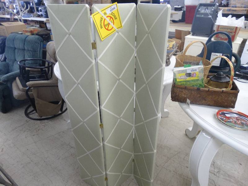lot 994 image: Foldable Divider.