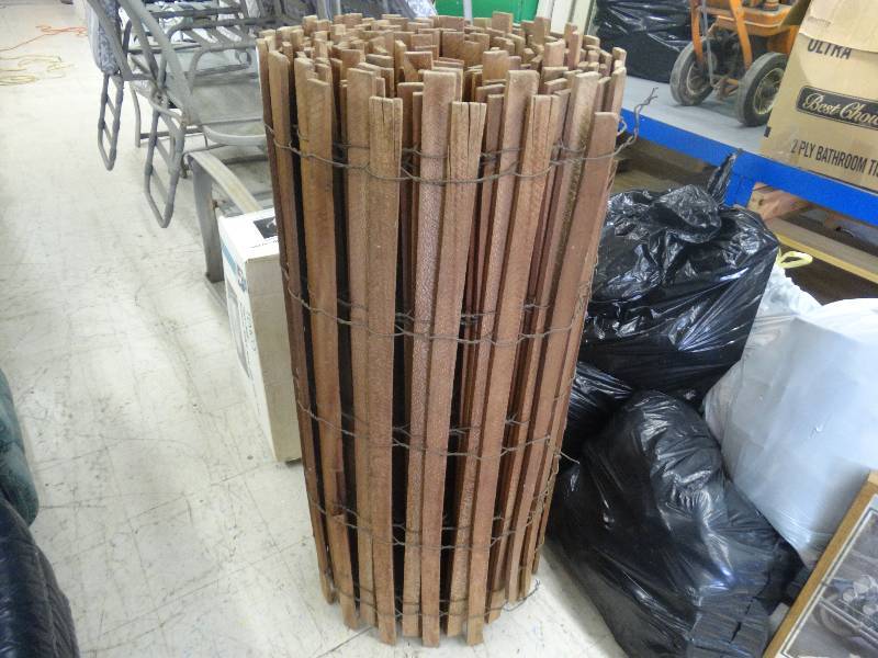 lot 1001 image: Roll Of Wood & Metal Fencing.