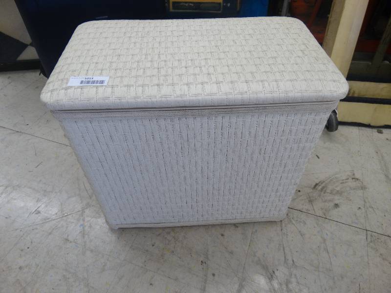lot 1013 image: Wicker Style Basket.