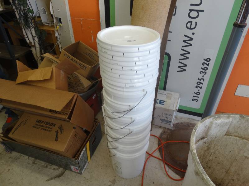 lot 1016 image: 7 5 Gallon Buckets WLids.