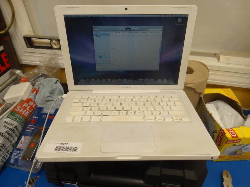 lot 1017 image: White Macbook Computer, Works, Charger Included No Battery.