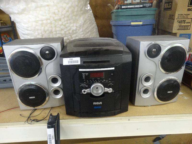 lot 1042 image: RCA Stereo System.