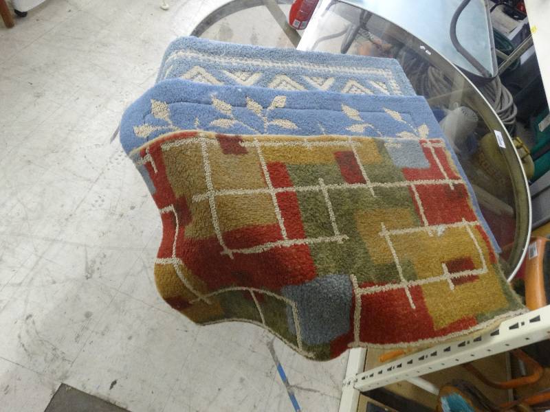 lot 1050 image: 3 Bathroom Rugs.