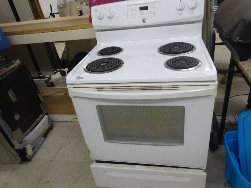 lot 1062 image: Kenmore Stove WBottom Pull Out Drawer.