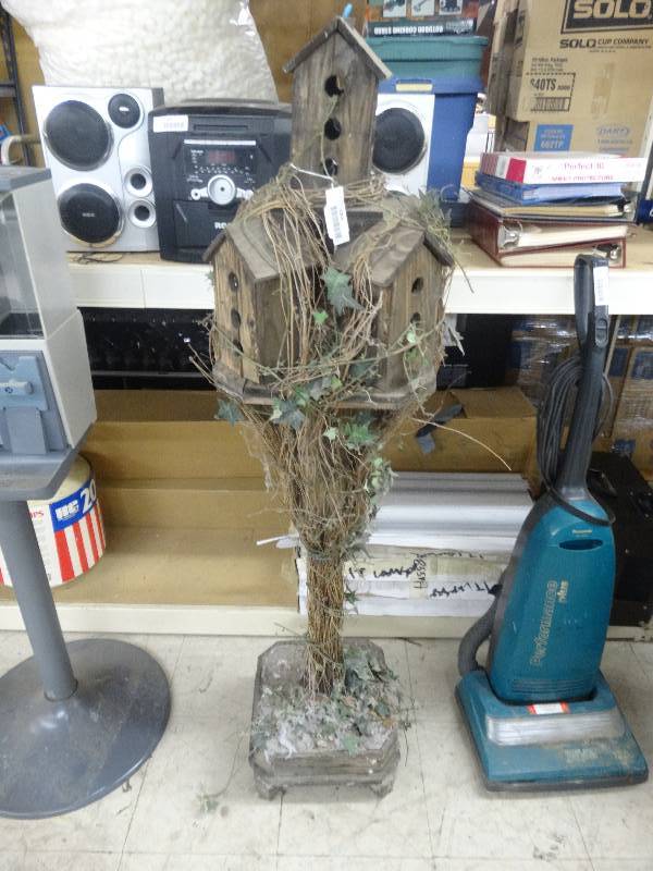 lot 1064 image: Bird House Decor.
