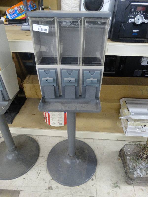 lot 1065 image: Vend Star 3000 Candy Machine 3-Select-No Key.