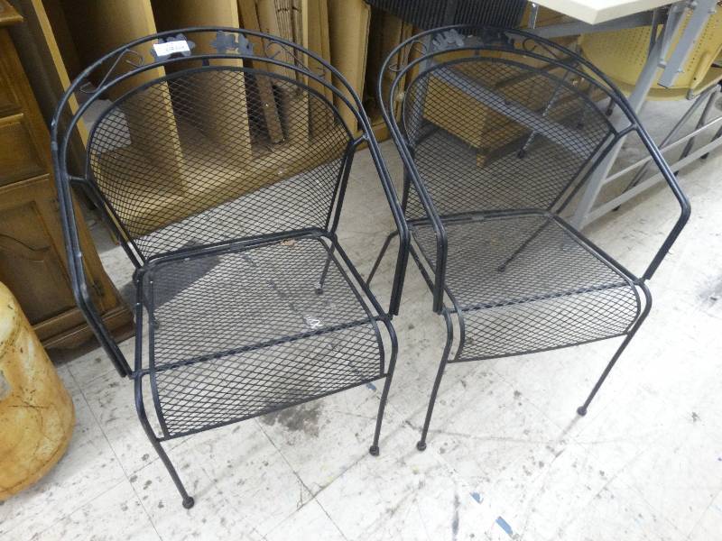 lot 1075 image: 2 Metal Patio Chairs.