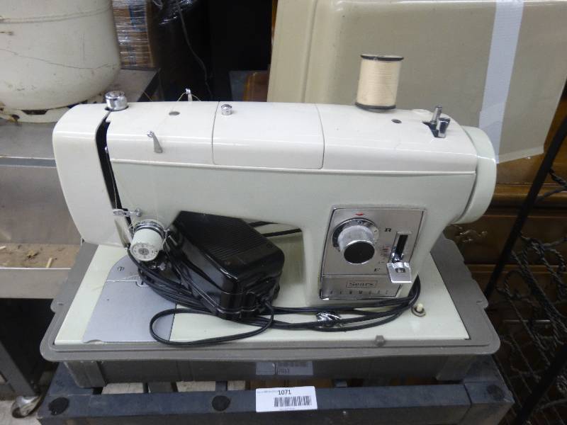 lot 1078 image: Kenmore Sewing Machine WCase.