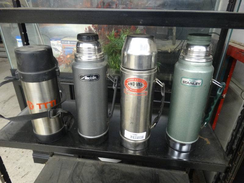 lot 1080 image: 4 Thermos.