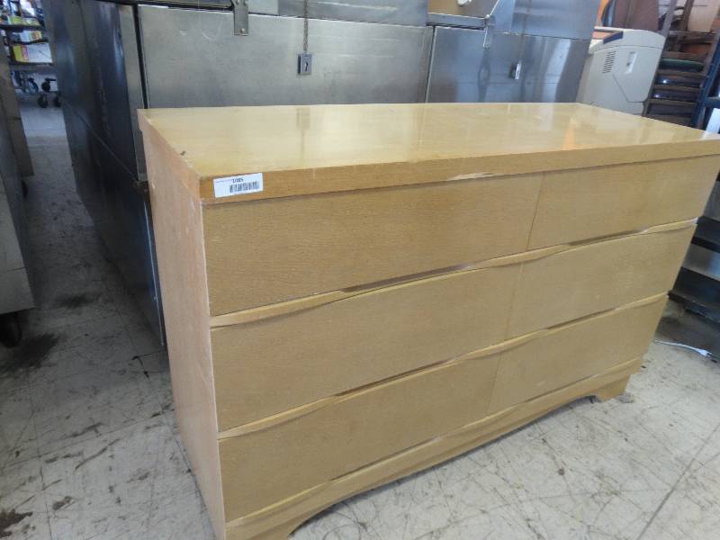 lot 1085 image: 6 Drawer Dresser.