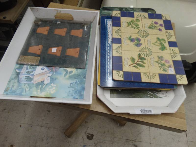lot 1095 image: Lot Of Trays & Tables Mats.
