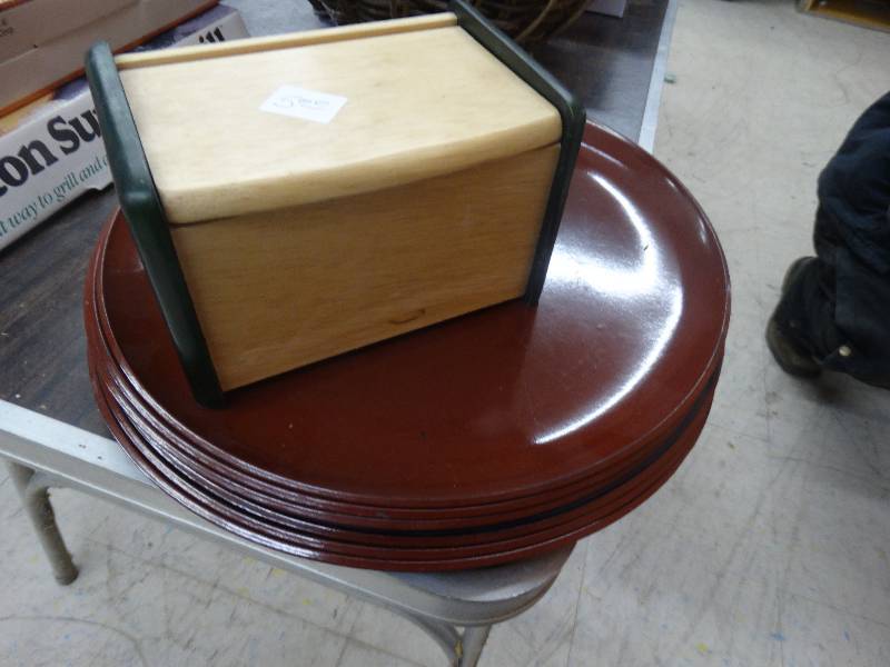 lot 1100 image: 7 Plates & Small Storage Box.