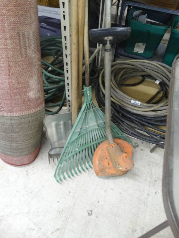 lot 1032 image: Lot Of Lawn Care Tools.