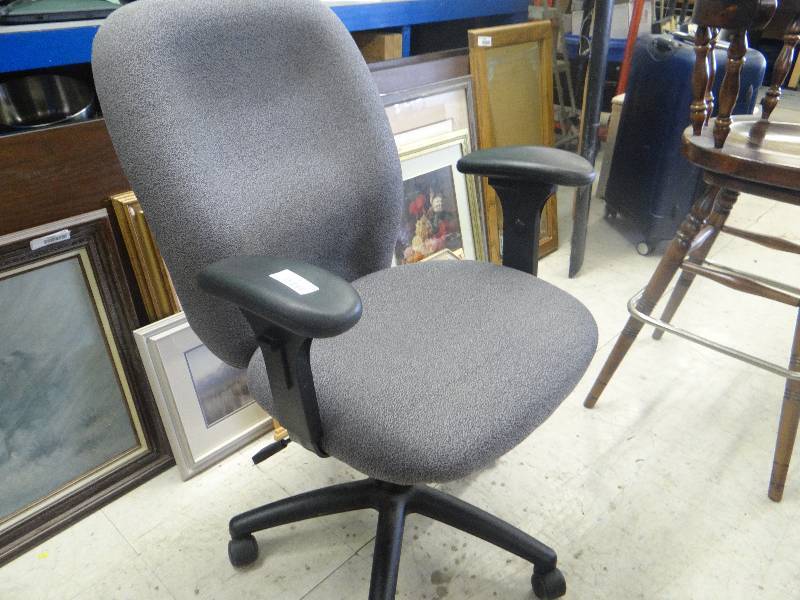lot 1134 image: Nice Office Chair.