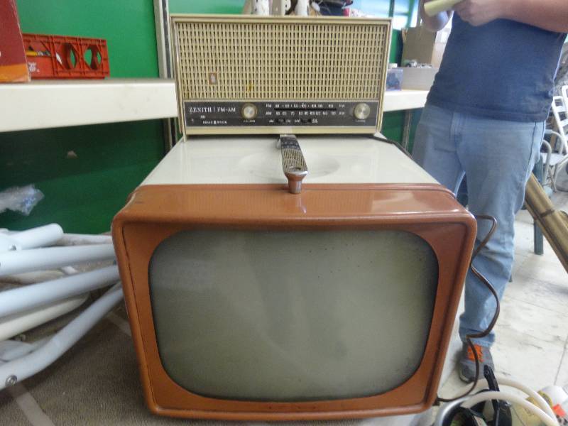 lot 1121 image: Old Zenith Am-FM Radio & Old TV.