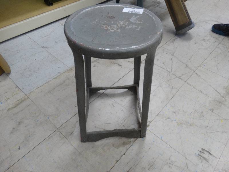 lot 1123 image: Metal Step Stool.