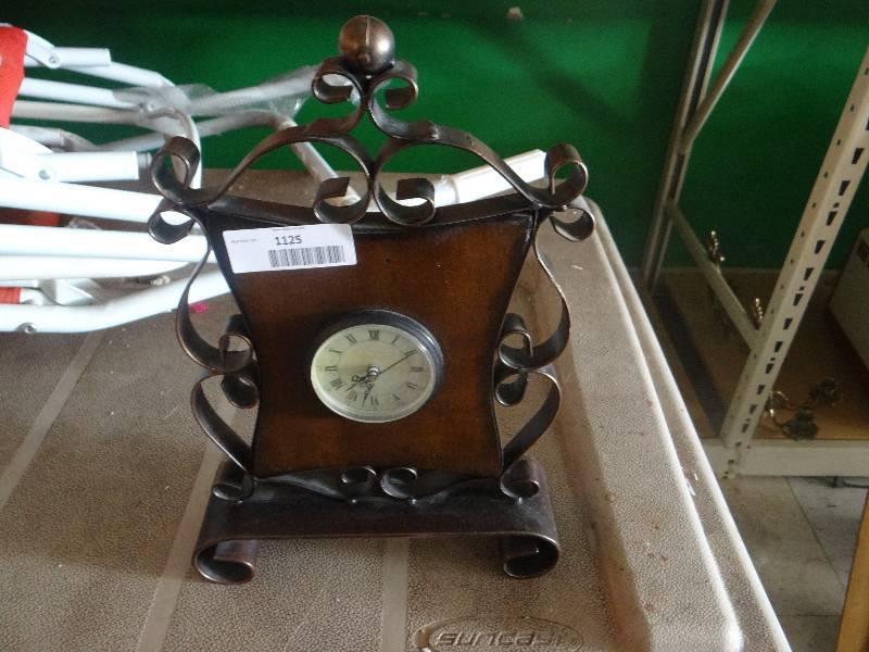 lot 1125 image: Nice table Clock.