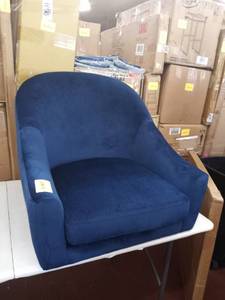 lot 29616 image: sitting velvet blue chair with legs 1only