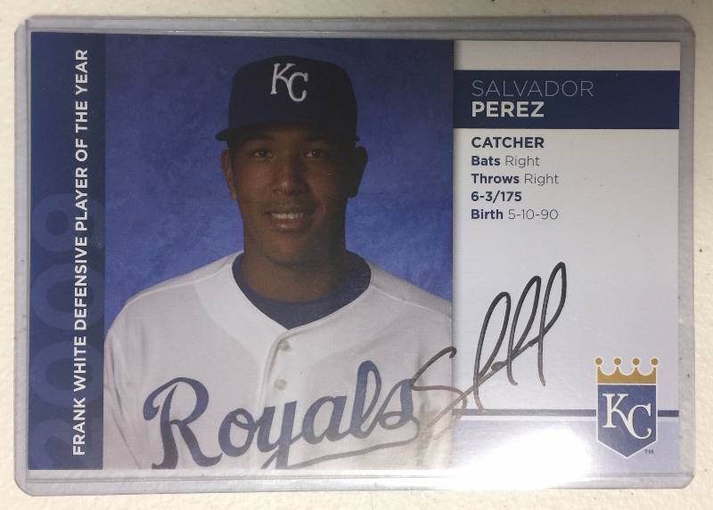 lot 1081 image: 4x6 Signed Salvador Perez Frank White Defensive Player of the Year Promotional Card